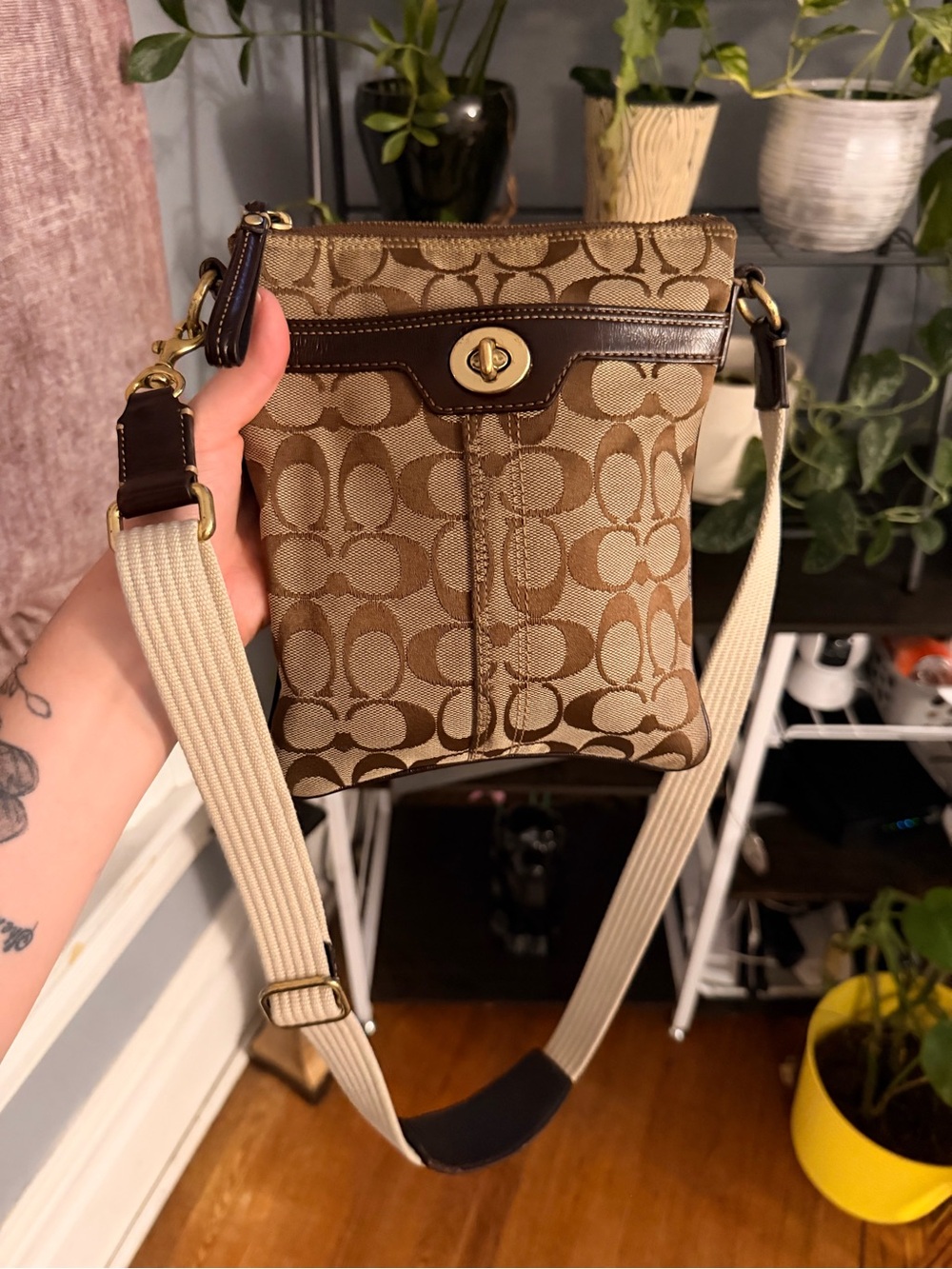 Coach Signature Turnlock Swingpack Crossbody